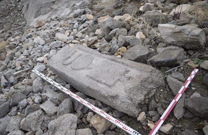 Baraj gölü çekildi, Pertek Kalesi’nde sanduka parçası bulundu