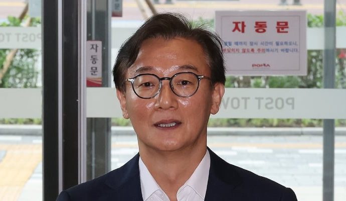 Tarikattan rüşvet almakla suçlanan bakan istifa etti