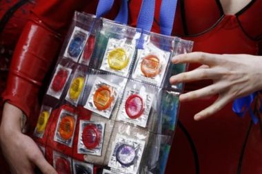 Çin yıllar sonra prezervatife vergi getiriyor