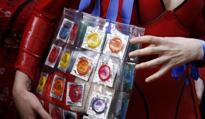 Çin yıllar sonra prezervatife vergi getiriyor