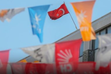 AK Parti ve CHP seçmeni ilk kez bir soruya aynı yanıtı verdi: ‘Güvenmiyorum’ diyenler yüzde 70’in üstünde