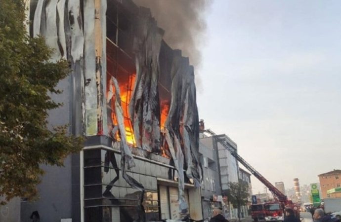 Yedi kişiye mezar olan kaçak bina nihayet yıkıldı