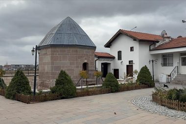 Ateşbaz-ı Veli Türbesi’nde türbedarlar asırlardır tuz ikram ediyor