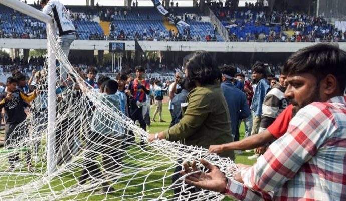 Hindistan’da Messi’yi göremeyenler sahayı bastı: Organizatör gözaltında