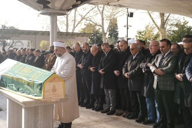 Merkez Bankası Başkanı annesini toprağa verdi