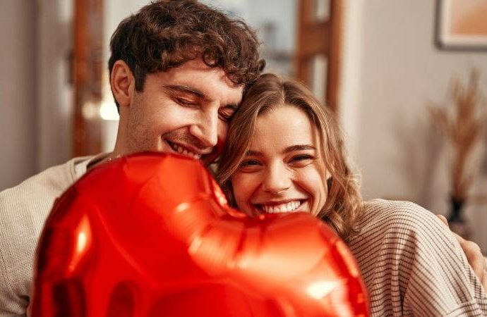 Romantik jestleri en çok seven üç burç