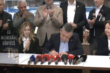 Özgür Özel, Kitap Fuarı’nda Buğra Gökçe adına imza günü yaptı