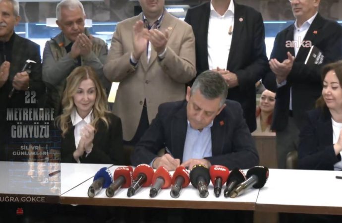 Özgür Özel, Kitap Fuarı’nda Buğra Gökçe adına imza günü yaptı