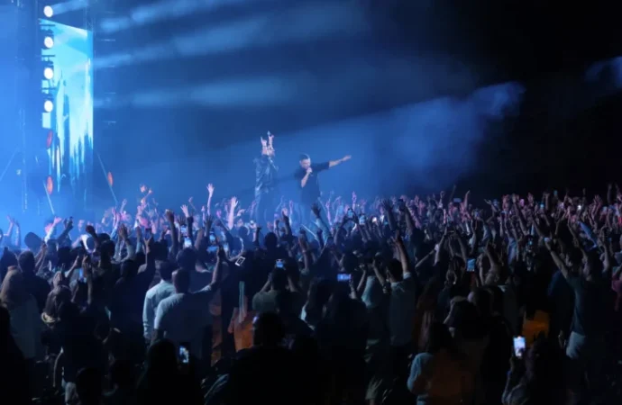 İran’da İslam Devrimi bu kez de gençlerin ‘Neşe ve Eğlence Devrimi’ ile sarsılıyor