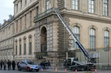 Rezalet rezalet üstüne: Soyguncular Louvre’a tırmanırken kamera onları görüyormuş ama ekran başında kimse yokmuş