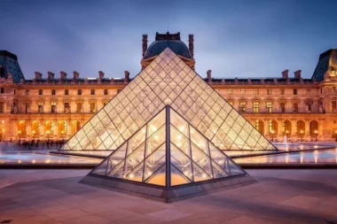 Louvre’u bu kez de su bastı, 400 antik kitap zarar gördü