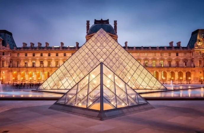 Louvre’u bu kez de su bastı, 400 antik kitap zarar gördü