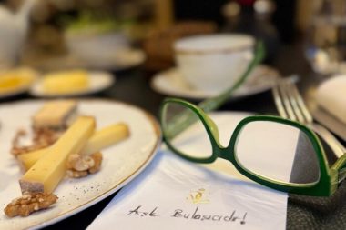 Paris’te Aşk Haykırmaz, Fısıldar