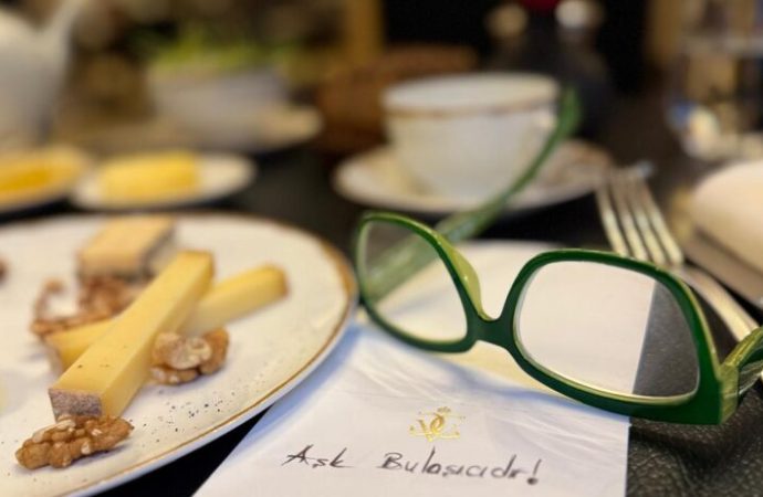 Paris’te Aşk Haykırmaz, Fısıldar