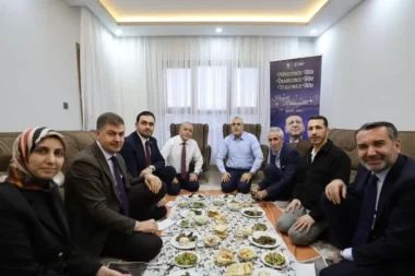 Göbeğini Kaşıyan Adam v 2.0