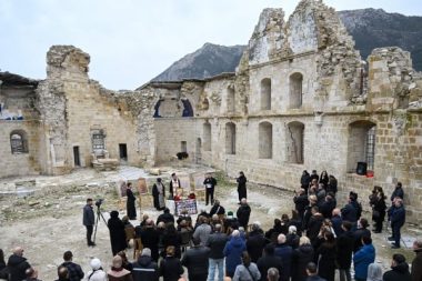 Üç yıl sonra bir ilk: Depremde ölenler yıkık Antakya Rum Ortodoks Kilisesi’nde anıldı