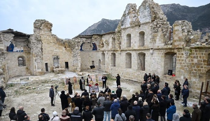 Üç yıl sonra bir ilk: Depremde ölenler yıkık Antakya Rum Ortodoks Kilisesi’nde anıldı