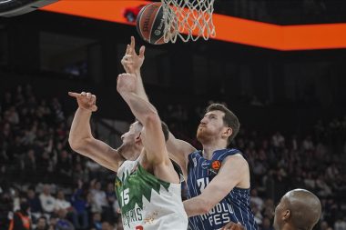 Anadolu Efes, sahasında Zalgiris’i 92-82 mağlup etti