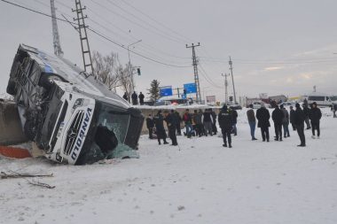 Yolcu otobüsü devrildi: 16 yaralı