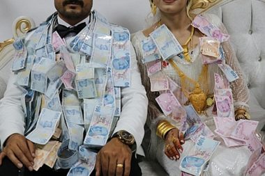 Düğünlerde para takılmasına kızdı, ‘paramızı koruyun’ dilekçesi verdi