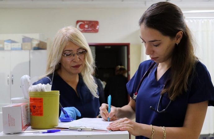 Doktor Ece Nur hemşire annesiyle omuz omuza çalışıyor