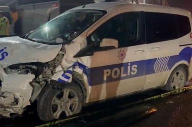 Polis aracı kaza yaptı: İkisi polis üç yaralı
