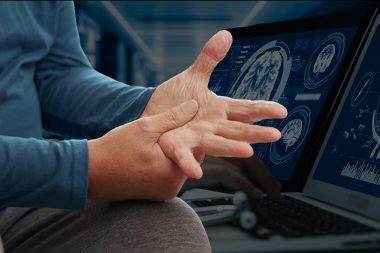 Parkinson’a dikkat: Tek belirti el titremesi değil