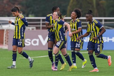 Fenerbahçe derbide Beşiktaş’ı farklı yendi