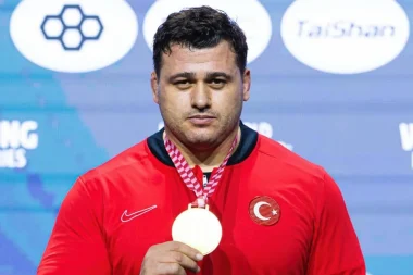 Rıza Kayaalp mindere altınla döndü