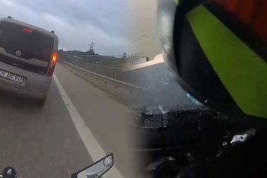 Kazayı ucuz atlattı: Motosikletli aracın arka camından içeri girdi