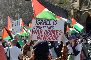 Binlerce kişi İsrail Cumhurbaşkanının ziyaretini protesto etti