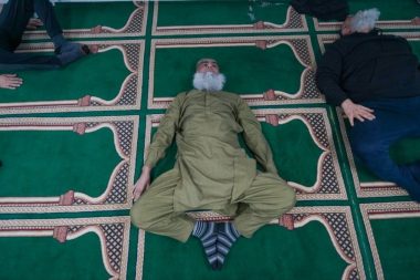 İngiltere’de camide namaz sonrası pilates dersi: Yaşlı erkekler pek sevdi