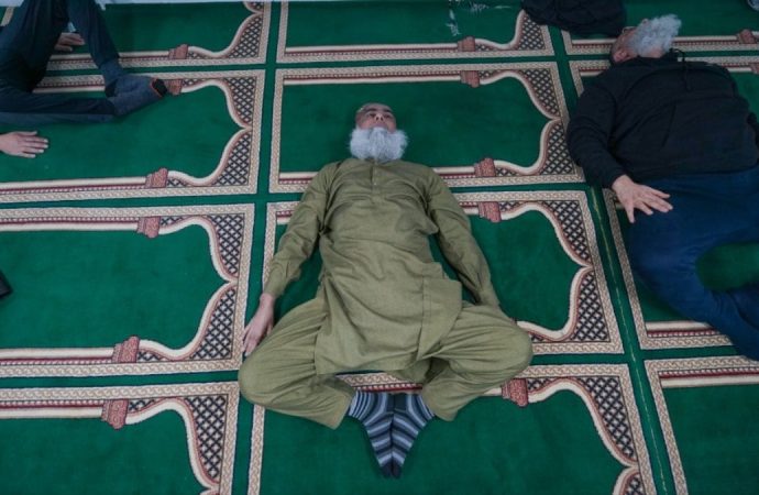 Camide namaz sonrası pilates dersi: Yaşlı erkekler pek sevdi