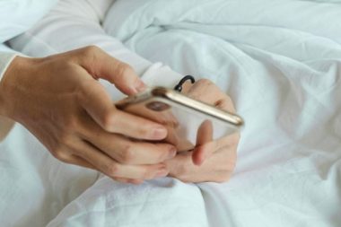 Akıllı telefon bağımlılığı araştırması: ABD’de üç üniversiteliden biri sevişirken bile telefonuyla oynuyor