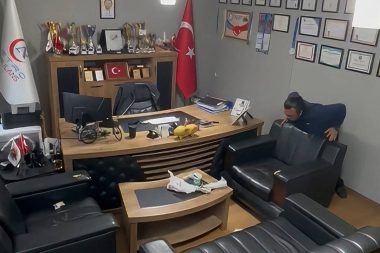 Kendi kendine yaptığı Heimlich manevrasıyla hayata tutundu