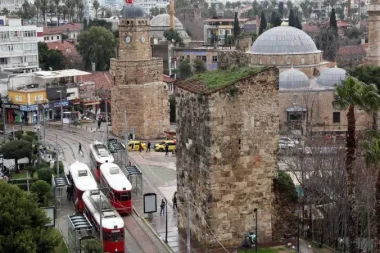 Tramvayın marifeti: İki bin yıllık burçlar çöktü çökecek halde