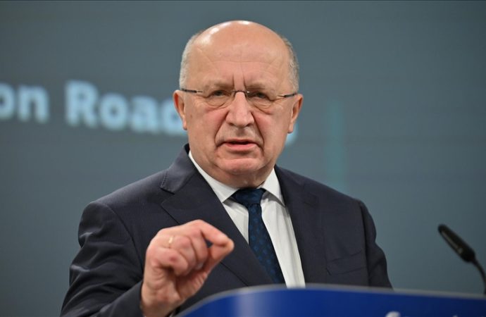 AB Komisyonu üyesi: Avrupa’nın sorumluluk üstlenmesi NATO’suz savunma demek değil