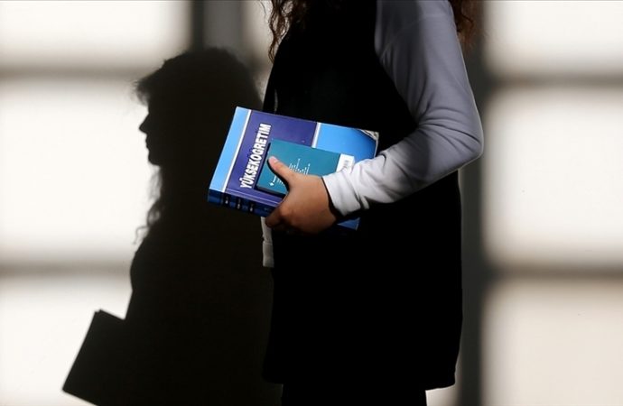 Yükseköğretimde kadın öğrenci sayısı erkekleri ezdi geçti