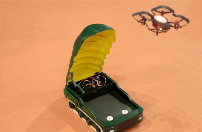 Liseliler tırtıl gibi ilerleyip gövdesindeki dronla alan tarayan robot yaptı