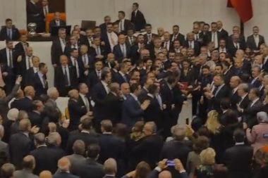 Meclis’te yemin töreninde kavga