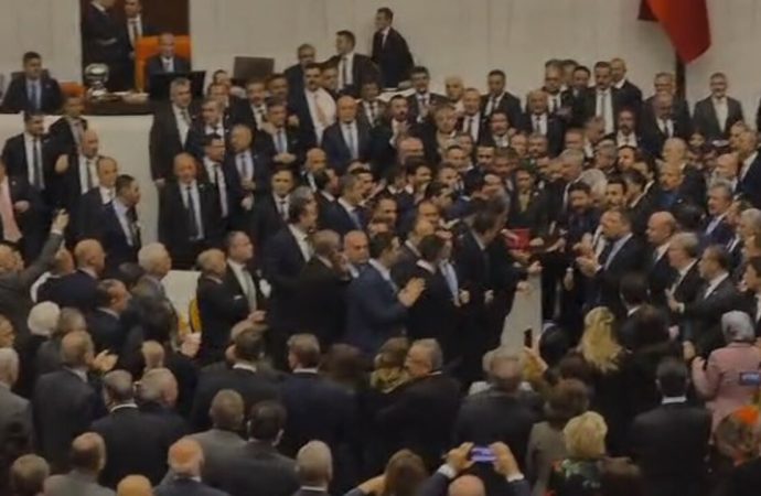 Meclis’te yemin töreninde kavga