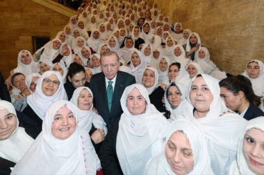 Meclis’te beyaz tülbentli çıkartması