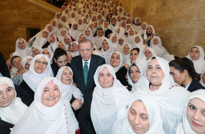 Meclis’te beyaz tülbentli çıkartması