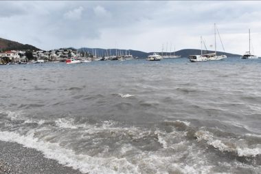 Fırtına ve yağmur Bodrum’da okulları tatil ettirdi