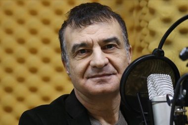 Gündüz hastanede Prof. Dr, gece radyoda ‘her telden’