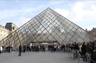 Louvre Müzesi’nde şimdi de bilet dolandırıcılığı şebekesi