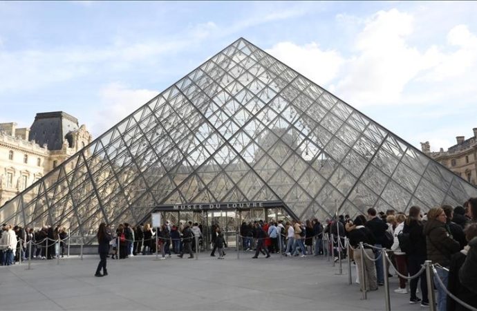 Louvre Müzesi’nde şimdi de bilet dolandırıcılığı şebekesi