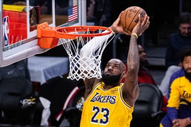 41 yaşındaki LeBron James ‘triple double’ yaptı