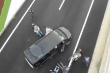 Silah zoruyla evine girip yüz tanıma sistemiyle hesabından para çektiler