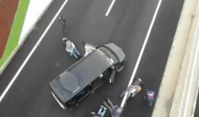 Silah zoruyla evine girip yüz tanıma sistemiyle hesabından para çektiler